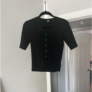 Black, button-down sweater top w/a flattering v-neck cut!